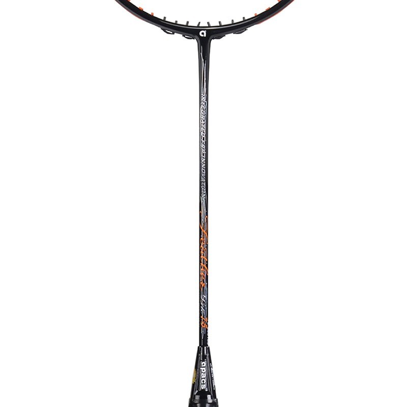 Detalle marco Apacs Feather Lite 75 en graphite 24T aerodinámico para golpes precisos