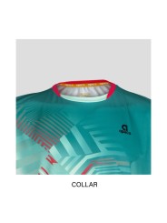 Detalle cuello ergonómico APACS 10155 microfibra turquesa y roja para deportes de raqueta y entrenamiento intensivo