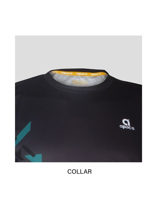 Detalle cuello ergonómico de la camiseta técnica APACS 10159 negra y azul para bádminton