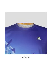 Detalle cuello ergonómico de la camiseta técnica APACS 10159 azul para bádminton