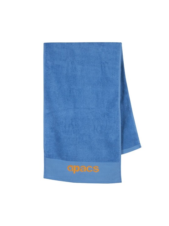 Primer plano de la textura de la toalla deportiva en algodón premium con alta capacidad de absorción y secado rápido