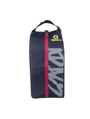 Primer plano de cremallera con revestimiento de goma en bolsa deportiva APACS, cierre seguro y duradero